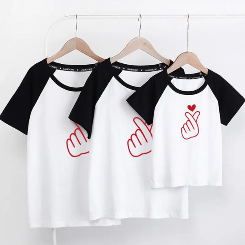 Famille Look Tenues Assorties T-shirt Vêtements Mère Père Fils Fille Enfants Bébé À Manches Courtes Coeur D'amour 210521