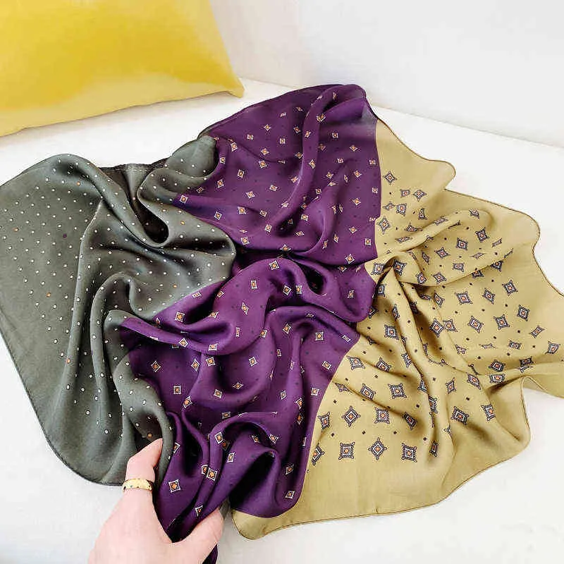 70 * 70cm Petit Foulard Petits Châles Foulard En Satin De Soie Pour Femmes Bandana Tête Foulards Femme Sqaure Mignon Bandeau Foulards Lady Y1108