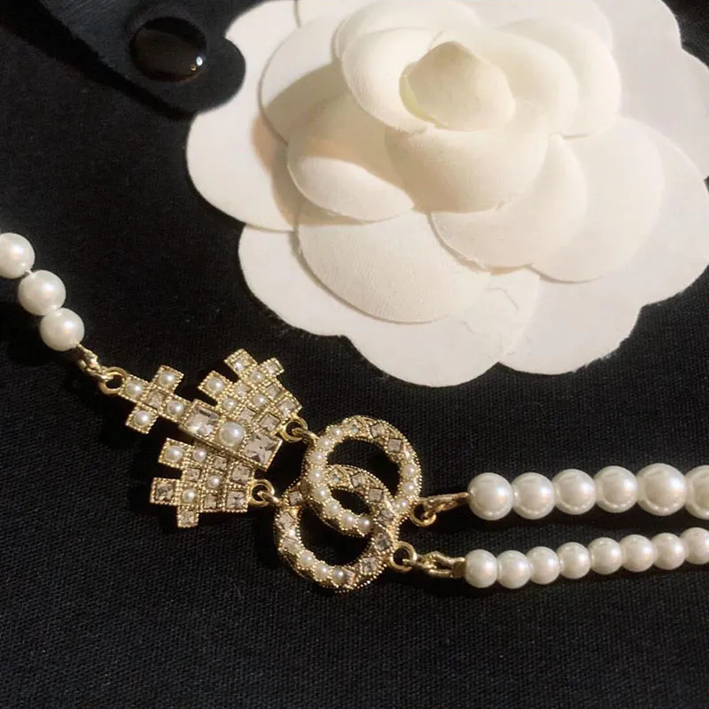 Doppelte Perlenkette Damenschmuck Designer Krone Anhänger Halskette Luxus C Hochwertige klassische Mode Halsketten Kragenkette 2381