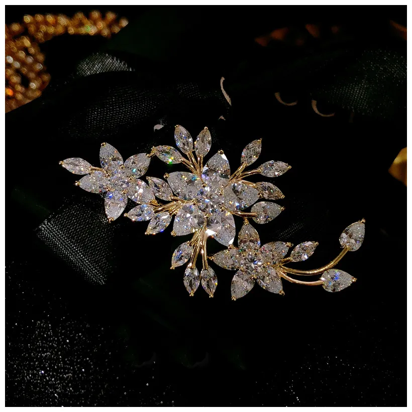 Broches Pour Femmes Floral Design Exquis Romantique Mariage Mariée Costume Bijoux Cristal Broche Pin Fine Saint Valentin cadeau