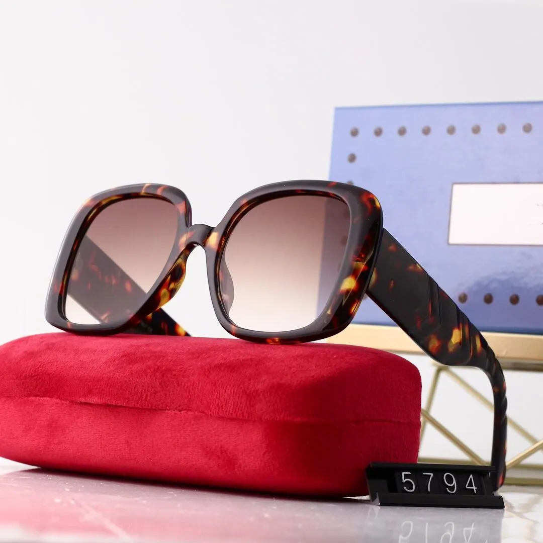 2021 مصمم الأزياء نظارة شمسية أعلى جودة الرجال نساء نساء استقطاب UV400 العدسات مربع جلدي G5794 إكسسوارات يدوي القماش EV285J