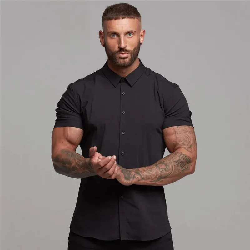 Zomer mode man korte mouw shirt effen fitness heren turn-down kraag super slim fit zakelijke jurk shirt knop knop gym tops 210421