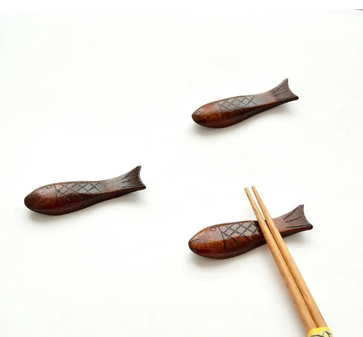 Fiskformad naturlig trätabellhållare Hållare Chopstick Rest Spoon Fork Kniv Trähållare Rack Köksverktyg Partihandel