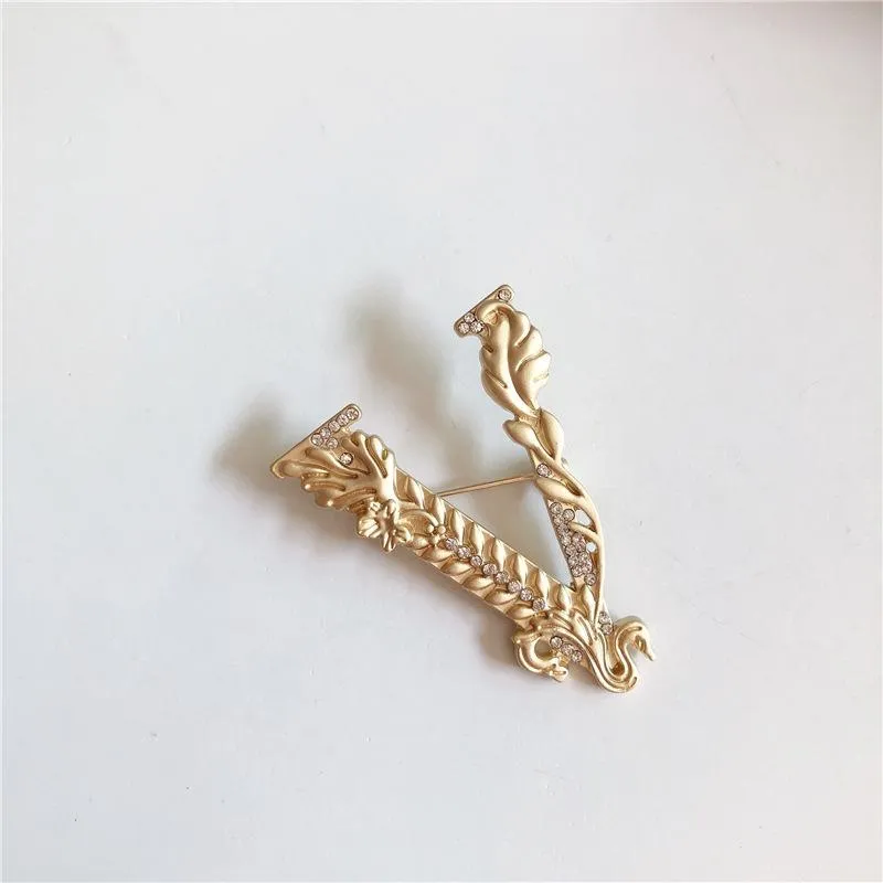 Stift broscher av hög kvalitet v bokstav vintage kvinnor cool punk guld metall retro fåglar strass brosch stift trender hel3487398