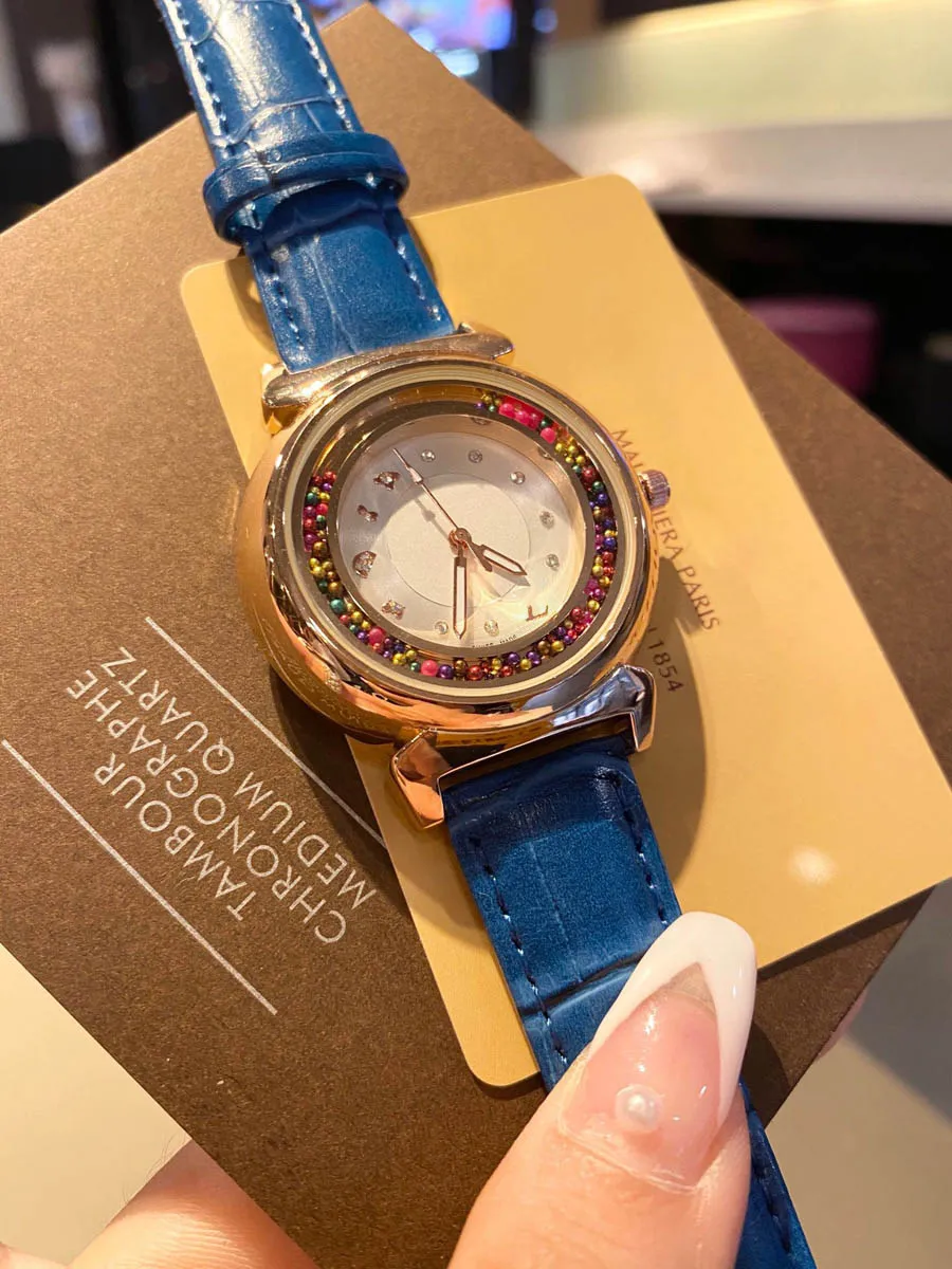 Zegarki marki dla kobiet Kolorowy kryształowy w stylu skórzany pasek kwarcowy zegarek na nadgarstek L452843
