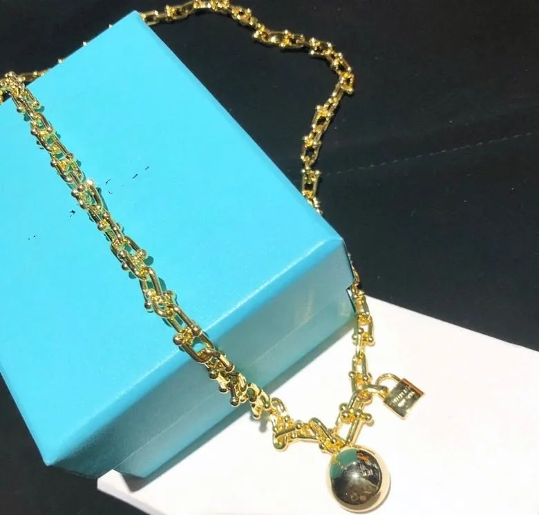 Collar colgante de hardware Vintagel de cobre con cadena de bloqueo de bola redonda chapada en oro de 18 quilates, joyería de diseñador de marca corta para mujer 235j