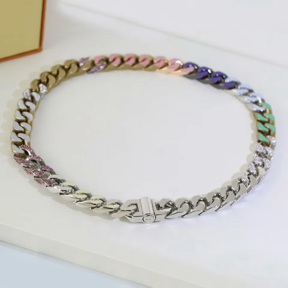 Europe Amérique Men de mode Titane en acier gravé V Initiales colorées en émail coloré Diamant Silver-Metal Chain épais liaisons Soapy Bracelet285V