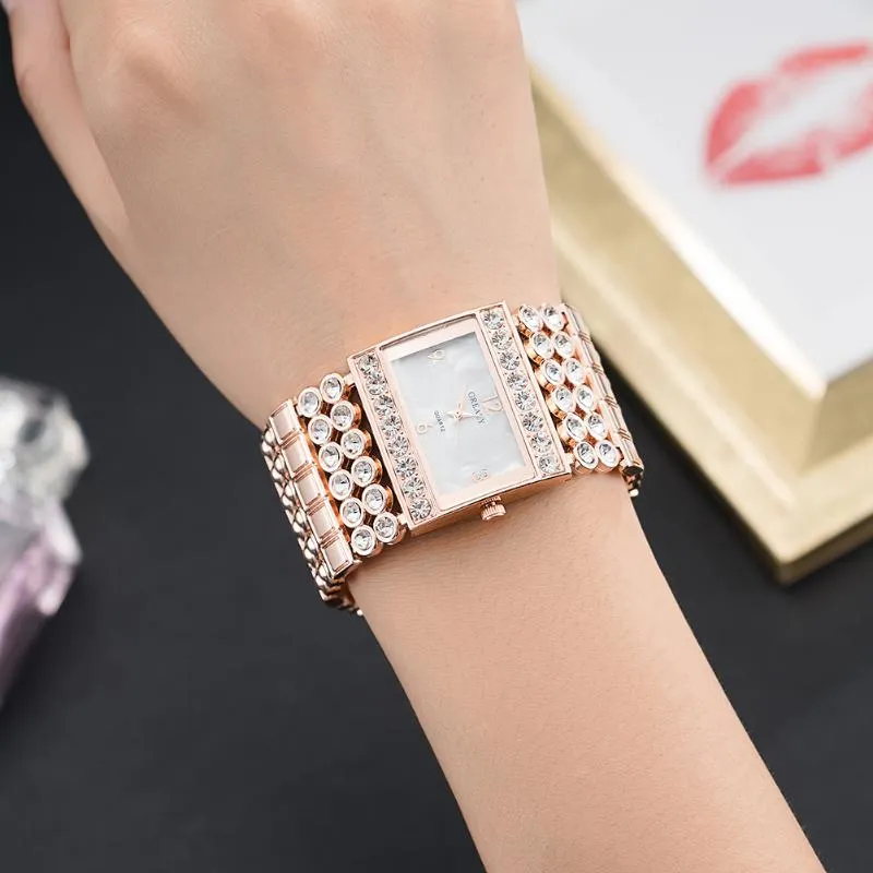 Relógios de pulso Temperamento Senhoras Relógio na Europa e América Banhado Diamante Shell Liga Banda Larga Moda Decorativa Bracelet235M