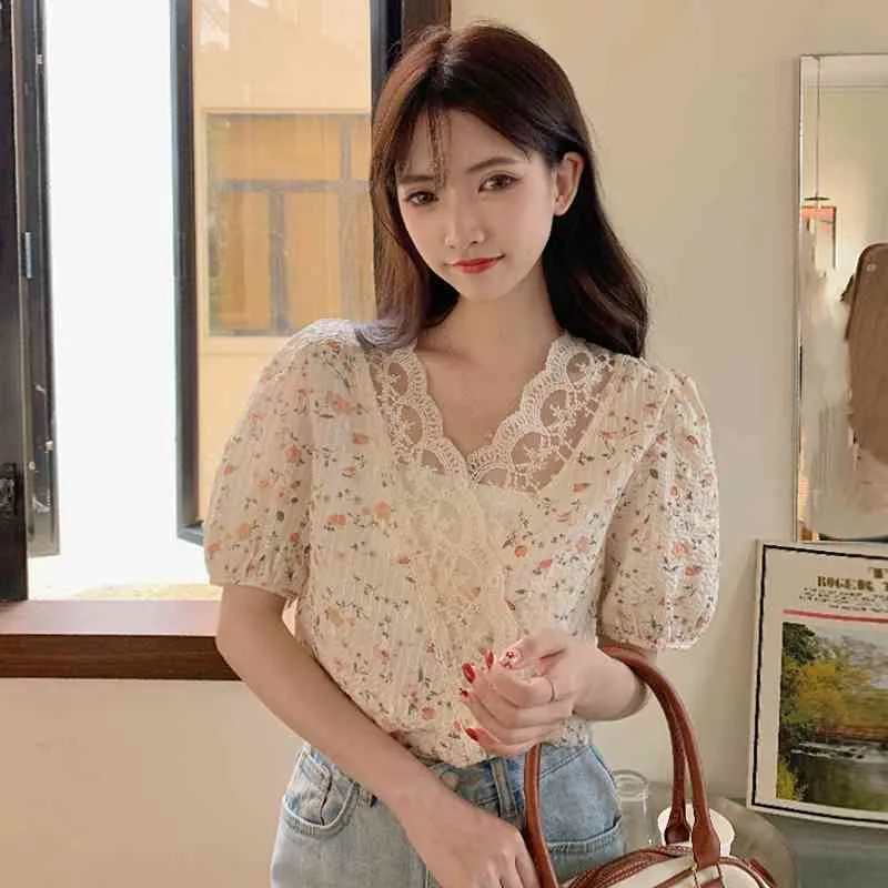 Ezgaga Criss-Cross Spitze Patchwork Floral Bluse Frauen Süße Sommer Neue V-ausschnitt Koreanische Mode Puff Hülse Lose Dame Shirts 210430