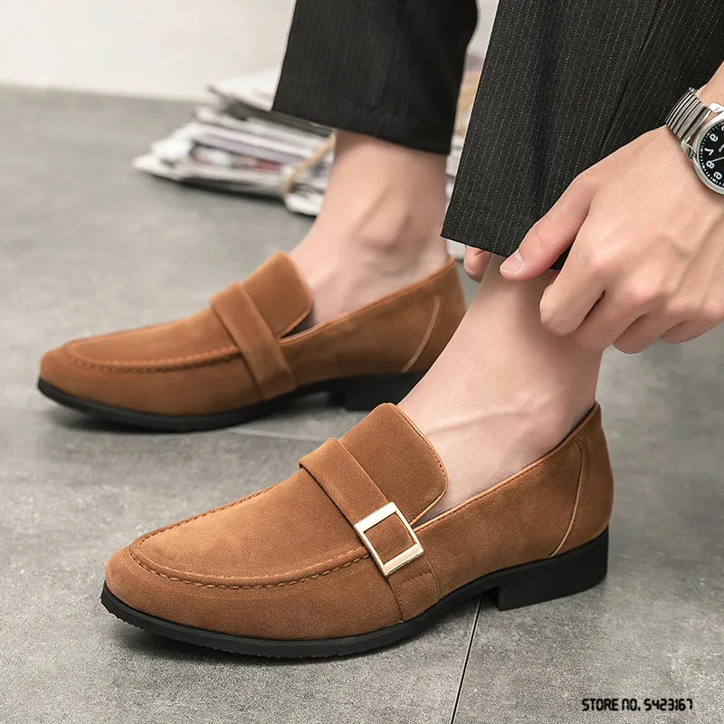 New Luxury Pelle scamosciata Fibbia della cintura Slip On Scarpe Uomo Casual Mocassini Business Abito formale Calzature Sapatos Tenis Masculino