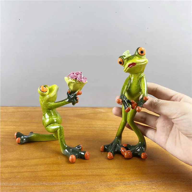 NORTHEUINS 15cm Proposition de résine Envoyer des fleurs Leggy Couple Figurines de grenouille Creative Animal Saint Valentin Présent Home Desk Decor 210924