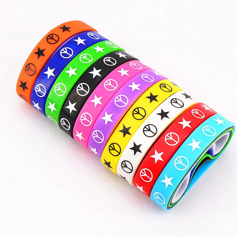 Pak van 100 stcs multicolor elasticiteit Jezus kruis schedel vredes vlinder vlinder enz. Polsmanchet siliconen armbanden voor man vrouwen 21033209a