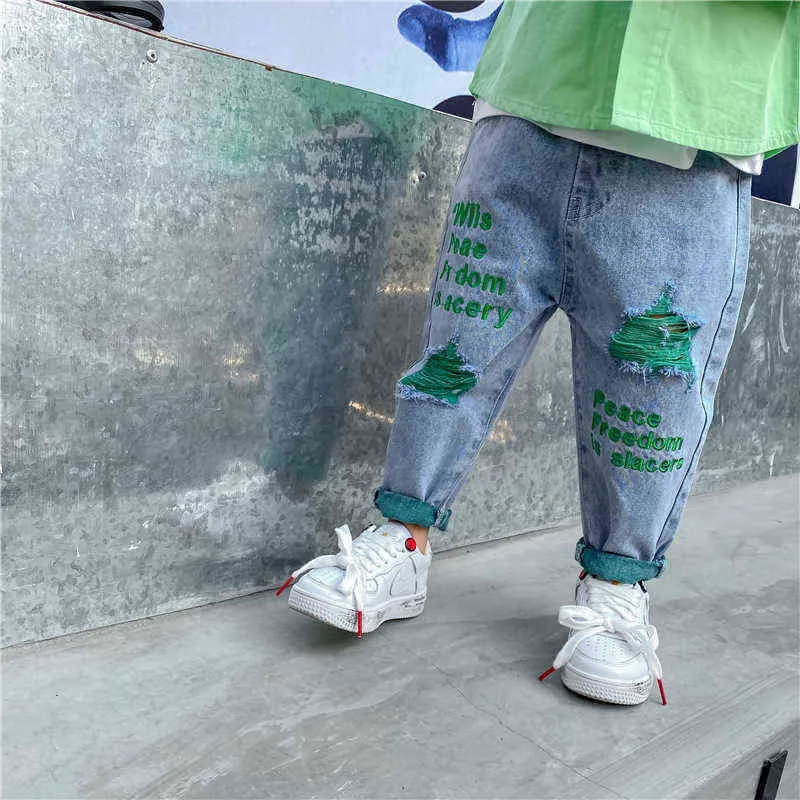 2021 Vår Höst Baby Boys Jeans Byxor Mode Koreanska Bokstäver Denim Byxor För Pojke Barn Broken Hole Casual Jeans Byxor 2-8 Y G1220