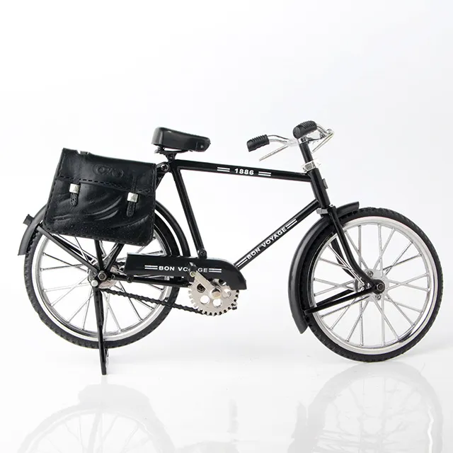 Vintage erkek ve kadın bisiklet deri çantaları Yaratıcı masaüstü bisikletler açık alevler gerçekçi 3D modelleri çakmaklar süsler olarak kullanılabilir