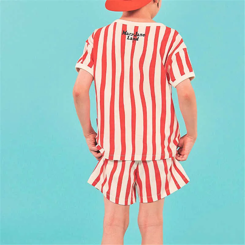 Koreanska barn unisex sommar kläder sätter mode märke design äpple mönster randig tröja och shorts outfits barn 210619