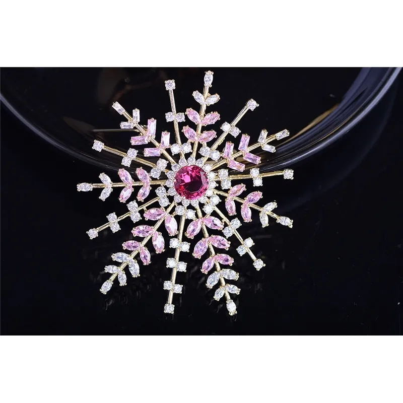 Spille con fiocco di neve invernale Spille Regalo di nozze di Natale Gioielli di lusso Spilla con corpetto di fiori con zirconi cubici gialli rosa