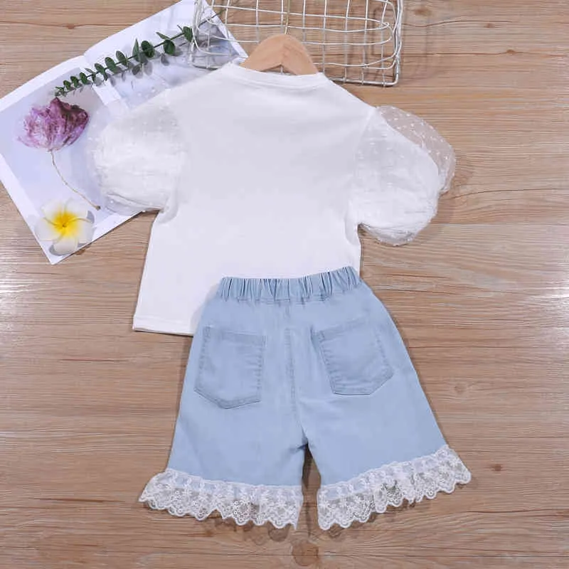 Set di abbigliamento ragazza estiva Abbigliamento bambini di moda Top con maniche a bolle + Pantaloncini di jeans con cuciture in pizzo 2 pezzi Abiti bambini bambini 210515