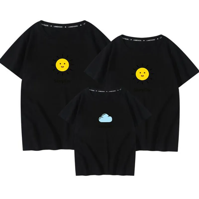 Été famille Look correspondant tenues T-shirt vêtements mère père fils fille enfants dessin animé impression soleil nuage 210429