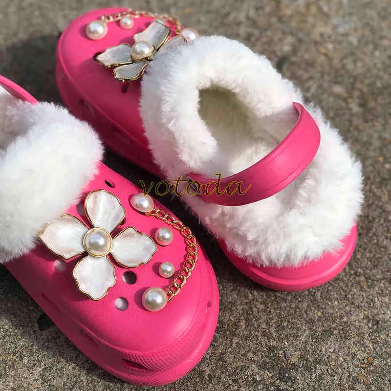 새로운 도착 여성용 플러시 하이힐 모피 구멍 신발 두꺼운 솔 샌들 진주 체인 슬리퍼 겨울 따뜻한 소녀 귀여운 모피 슬라이드 Y220224