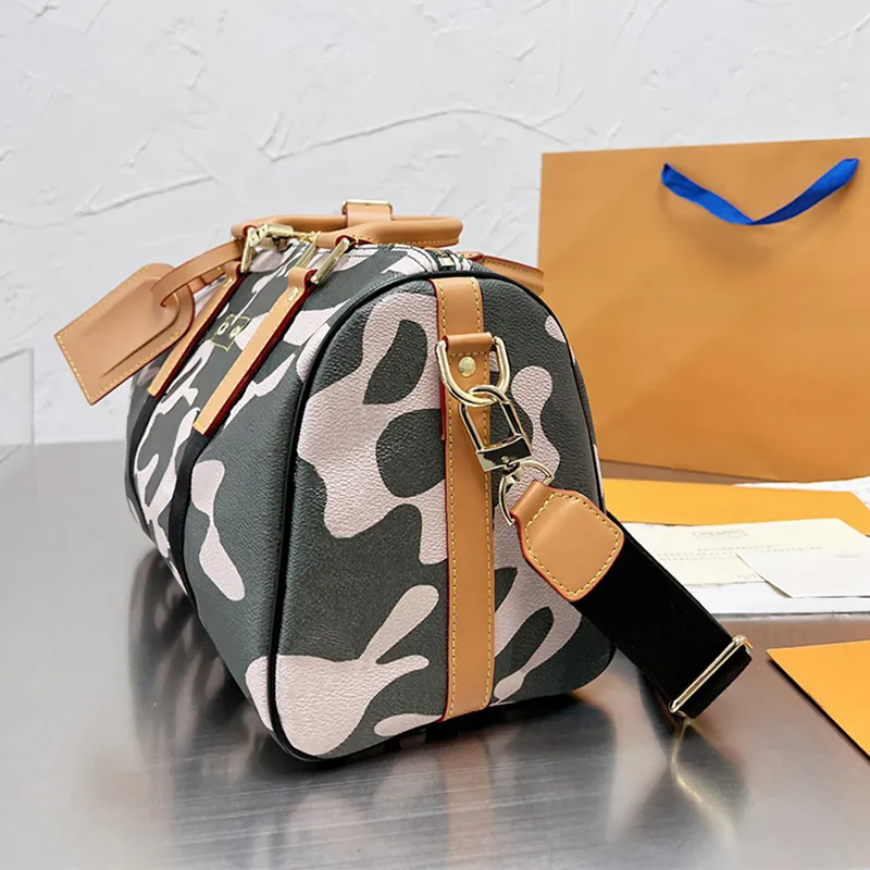 Designer Camo Travel Bags Unisex Handväskor Högkvalitativ stor kapacitet Fitness Messenger Bag Fashion Totes2314