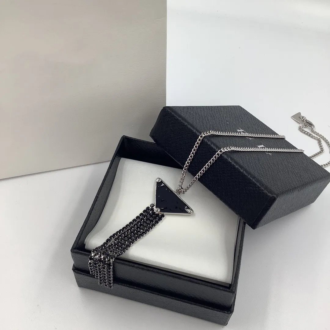 2021 Retro Triangle Letter Necklace Fashion Stringlant Pendant Perfect Personal Chain Chain Female High Hight Fast Delivery227W
