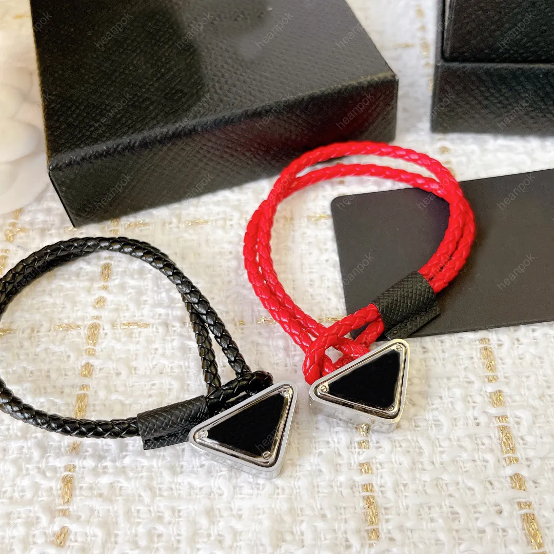 Bracelet en cuir de créateur de mode pour hommes femmes Triangle pendentif Bracelets rouge noir femmes luxe amour Bracelets bijoux nouveau 22011501R
