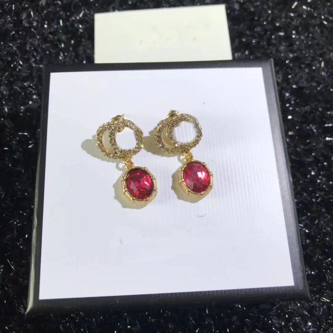 Moda tam elmas iki harfli değerli taş kolye cazibesi bayanlar marka tasarımcı küpeler kırmızı beyaz siyah isteğe bağlı yüksek kaliteli wit262b