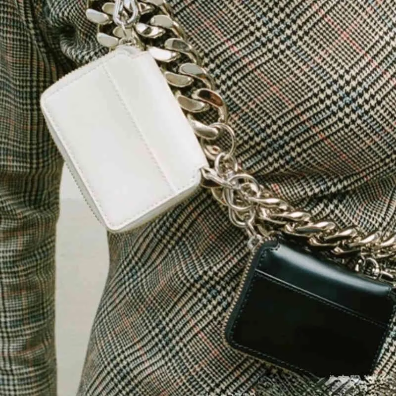 Kara Bag Thick Chain Waist Bag Fashionable Slung Change Chest Bag Ins Super Fire Mini Leather Mini wallet 3 SIZES 220623250N
