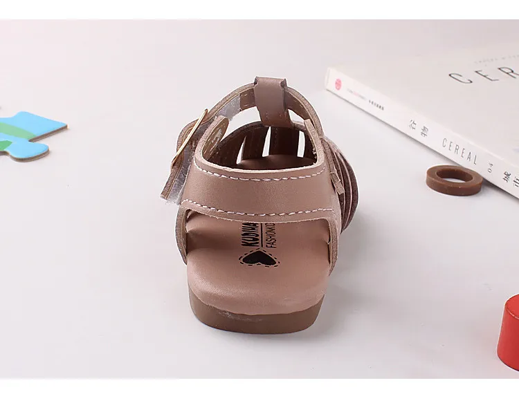 女の赤ちゃんのためのサンダル夏のかわいいカットアウト通気性のある幼児靴ソフトノンスリップラウンドトーファーストウォーカービーチサンダル220708