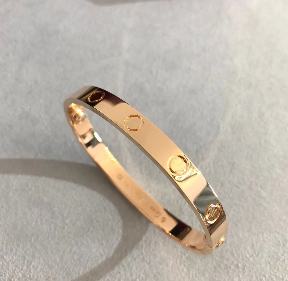 2022 V Matériel d'or Charme Punk Band Bracelet en deuxième qualité en trois couleurs plaqué pour les femmes de fiançailles bijoux cadeau ont boîte st250o