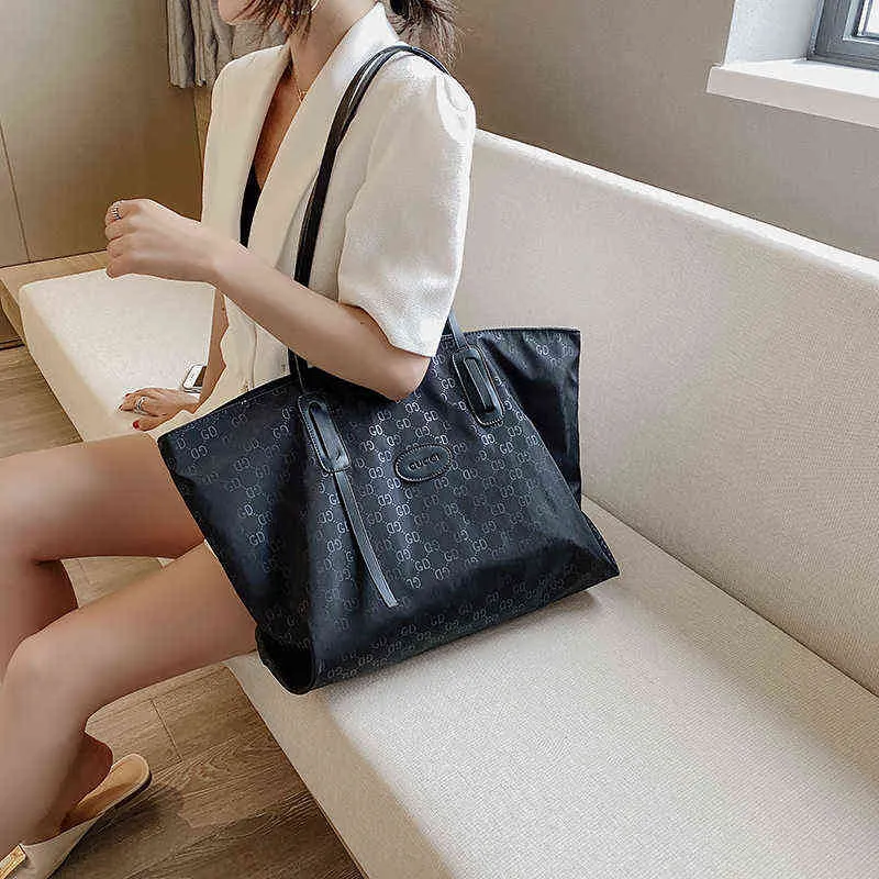Fabrik online exportdesigner väskor ny textur tote kvinnors stora kapacitet bärbara axlar enkel mode pendling shopping