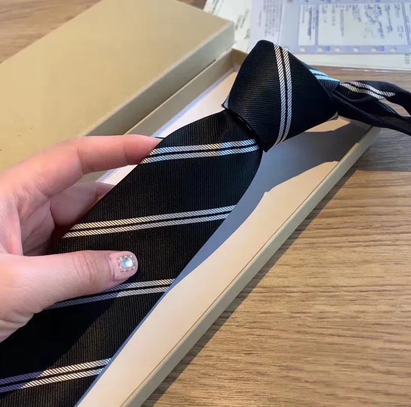 メンズネックタイシルクネクネックネクタイLuxurys Business Necktiesファッションレターネックウェアストライプ紳士のネクタイ