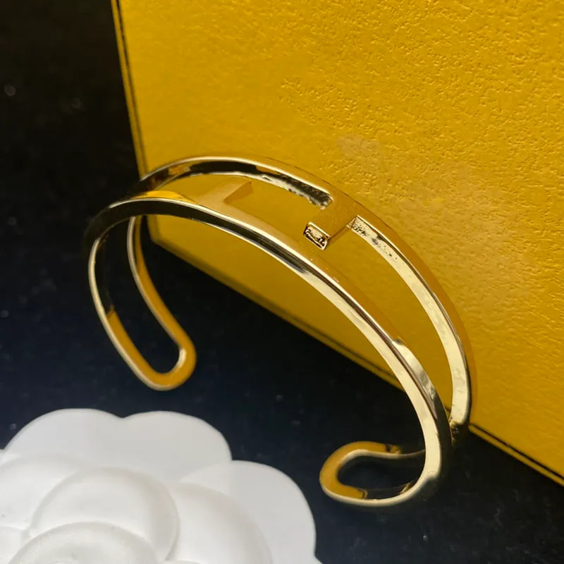 Schlichtes Designer-Armband „Move“, goldenes Hartarmband, klassische Armbänder mit Buchstaben F für Damen, modischer Charme, Ohrringe, Halskette 220708216Y