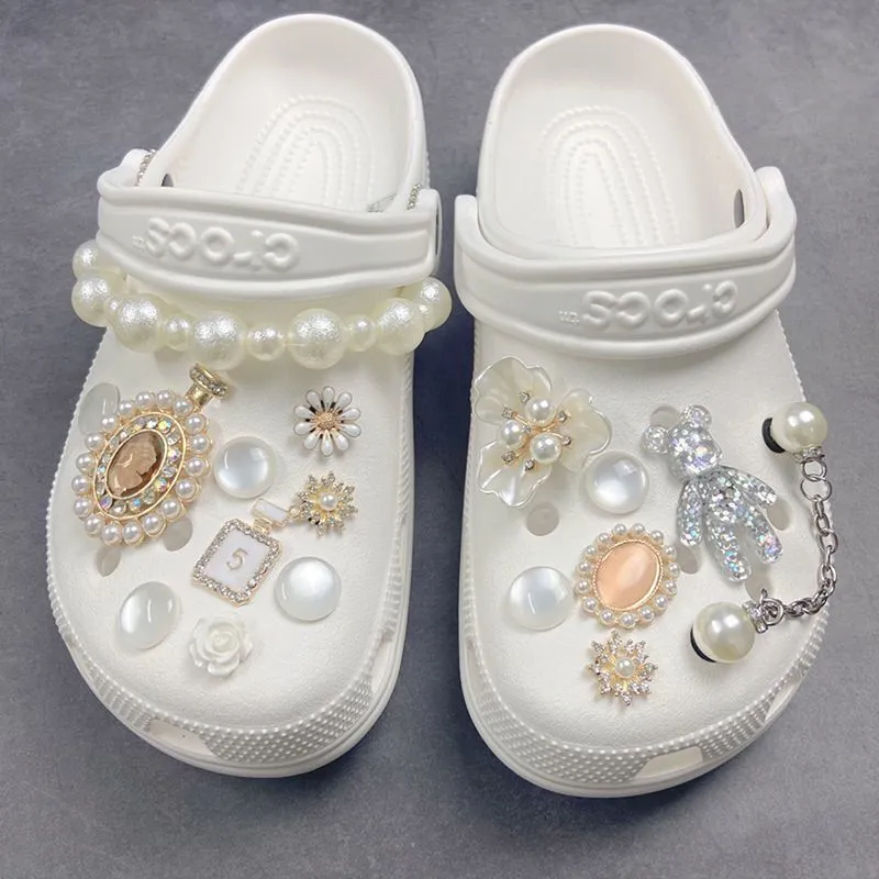 Femmes Sandales Designer Croc Charms Gemstone Cool Kwaii Chaussures Décorations Perle Métal Accessoires 220720