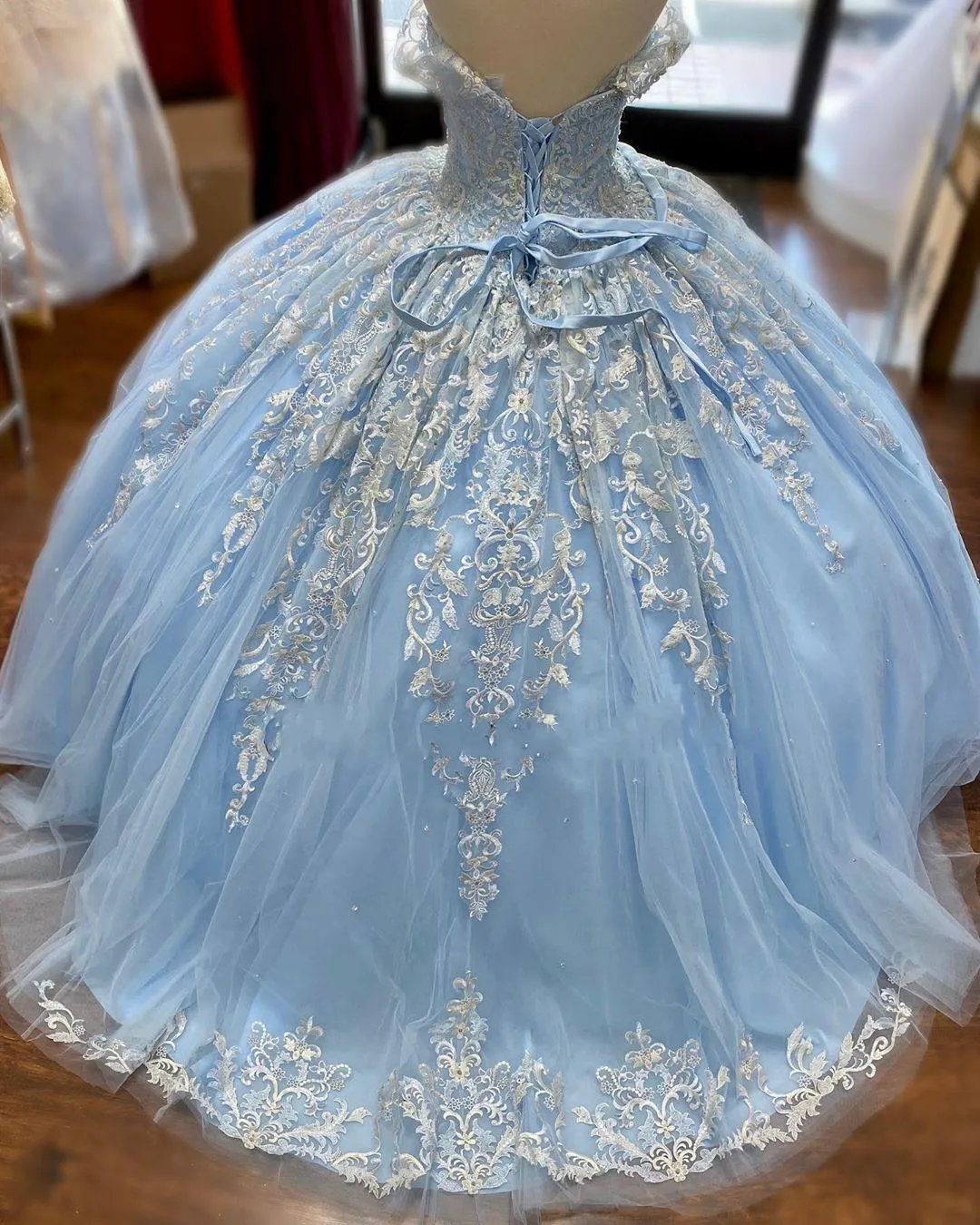 Bebek Mavi Dantel Tül Tatlı 16 Elbiseler Omuzdan Çiçek Kalesi Tül Tül Boncuklu Korse Back Vestidos De Quinceanera Ball Roose3005