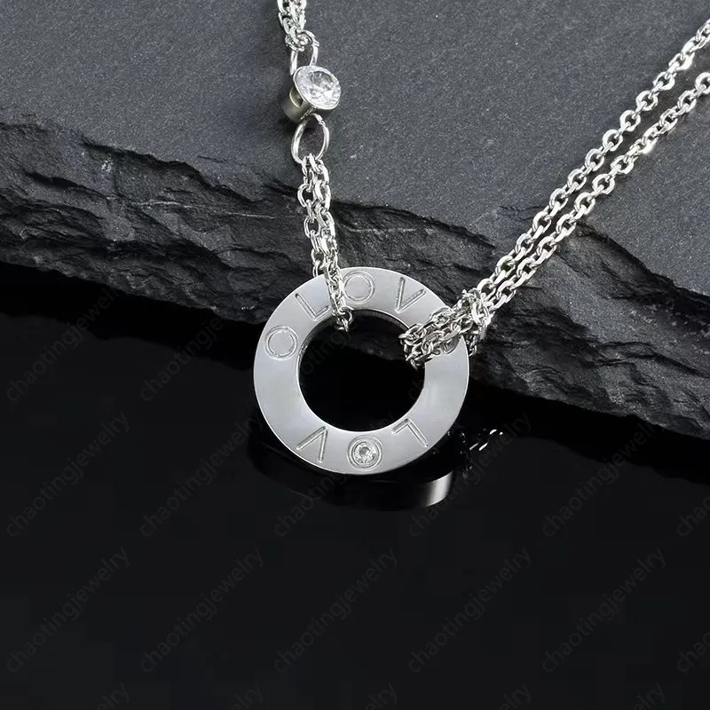 C Collier de pendentif à double chaîne de mode avec lettre de diamant logo rond plat Couple de luxe en acier en acier complet