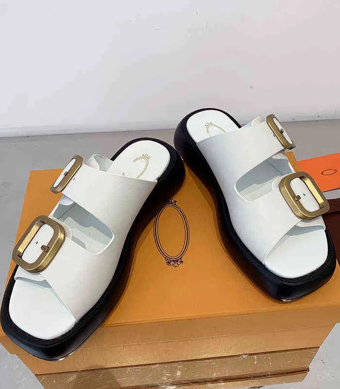 2022 봄과 여름 두꺼운 솔 워드 샌들 여성의 D 금속 버클 소 가죽 완두콩 신발 로마 샌들 여성 신발