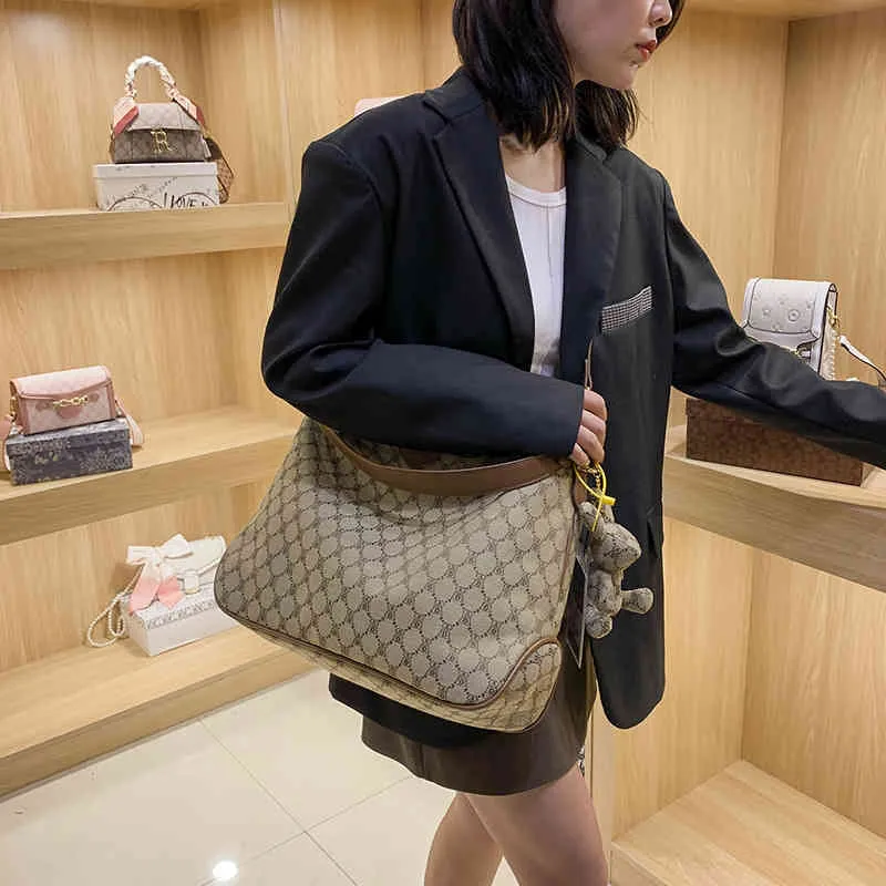 Populärväska Kvinnors Höst och Vinter Ny High Capacity Tote Soft Leather Flower Messenger Bag är mångsidig