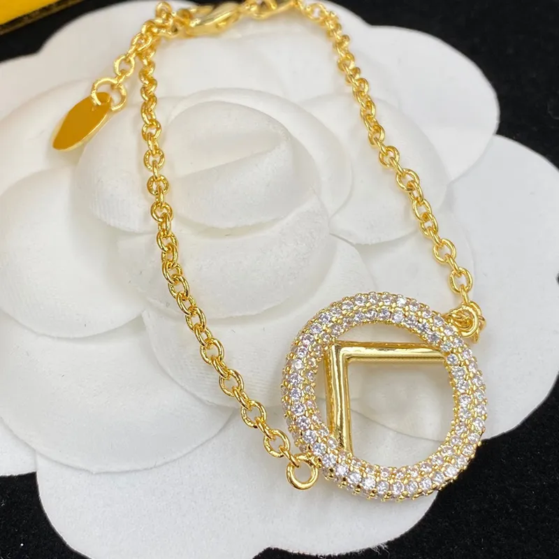 Womens Gold Armelets Designer Letter Diamonds Armband Men Chain Armband för kvinnor Fashion Golden Jewelry Mens Chin Armband 225599838