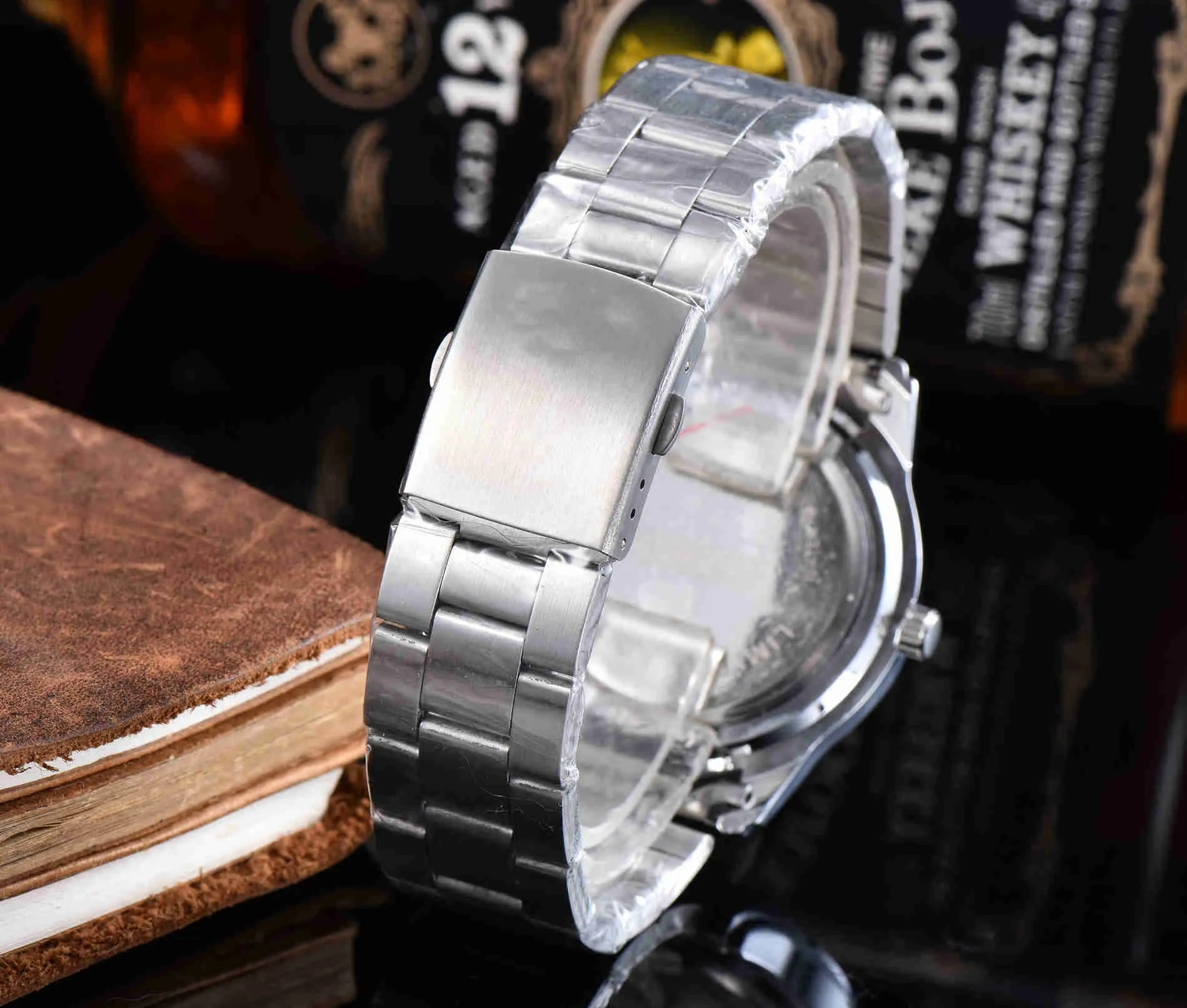 Relógio de moda de luxo de alta qualidade com exibição de movimento de quartzo semana e calendário pulseira de aço estilo minimalista watch242w