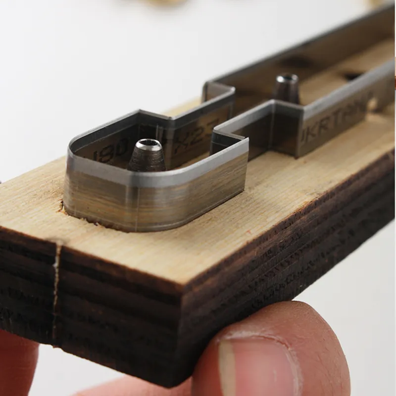 Créatif Keychain en bois Punching Die Modèle de pendentif à la main
