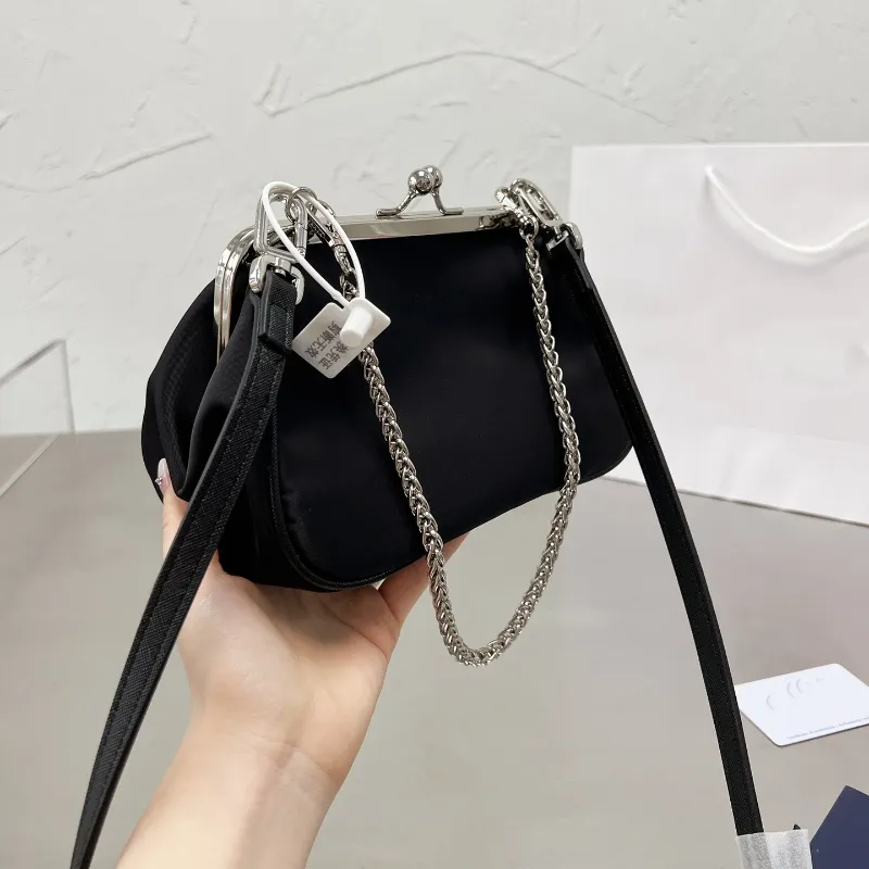 Designer Triangle Evening Påsar Cloud Tote Chain Elegant Clutch Ladies Pouch Leather Clip Bag Crossbody Carrying Cloud Bag