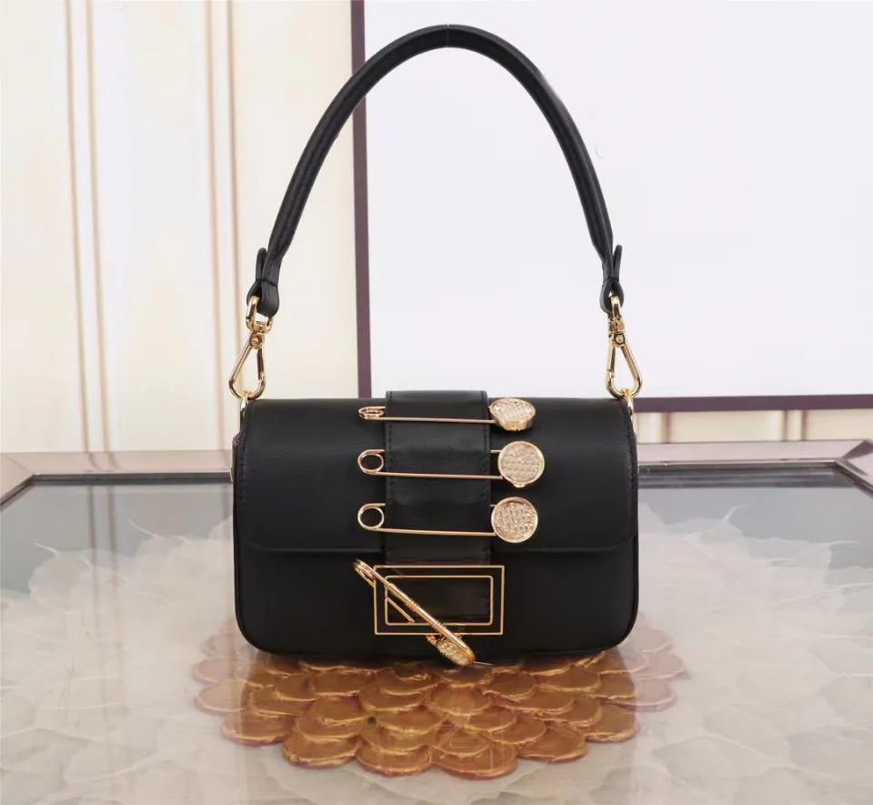 2022 women's designer Cosmetic Bags Fashion metal pin buckle decoration leather shoulder strap chain bag luxury walk show par209e