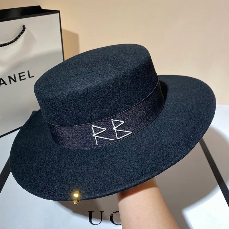 Black Cap Female British Wool Hat Fashion Party Flat Top Hat Chain Strap and Pin Fedoras For Woman For a Streetstyle Shooting 2208636404