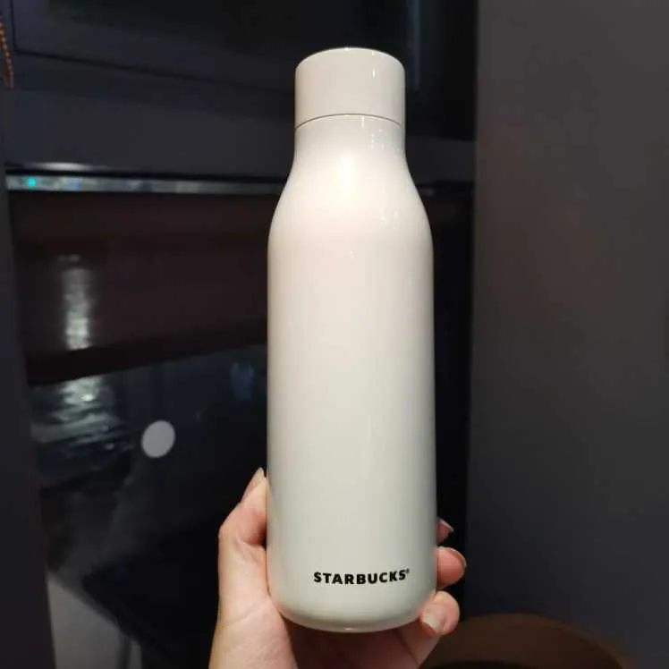 Starbucks copo de verão marfim branco plástico fria garrafa de água de aço inoxidável marca de desktop acompanhando boca fina copo de água isolado