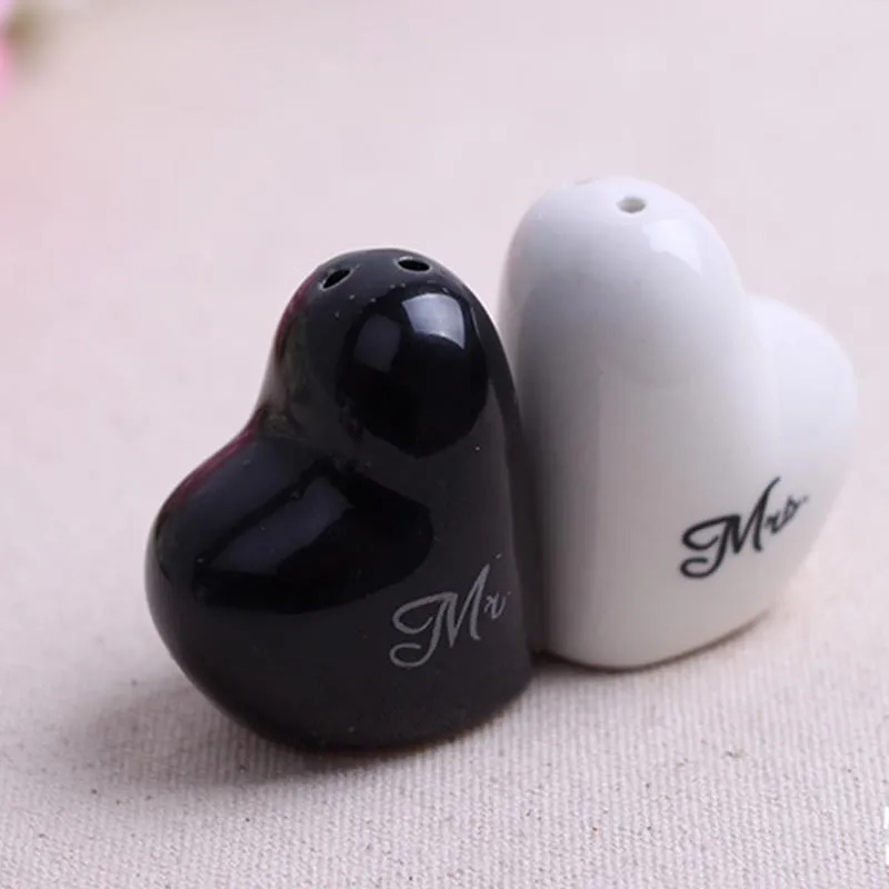 파티 호의 love heart pepper salt shaker 1 흰색과 1 개의 검은 결혼식 호의 장식 선물 선물 조미료 용기