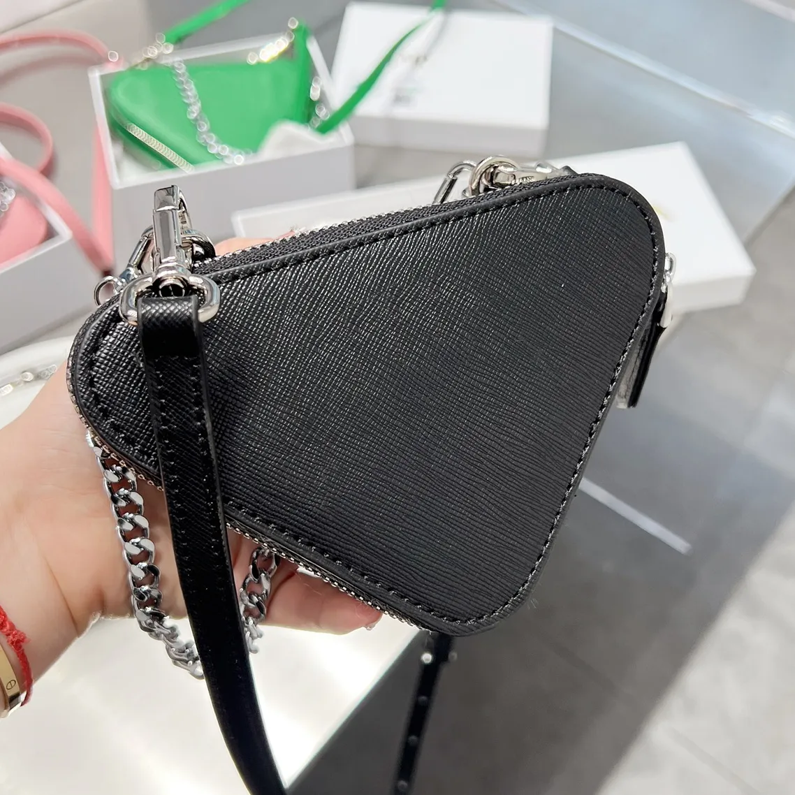 SAFFIANO CUIR MINI POUCH SAGS DÉCHANCHER CROSSBOCK TRIANGLE Silhouette Zipper Close Purse Hands Sac à main