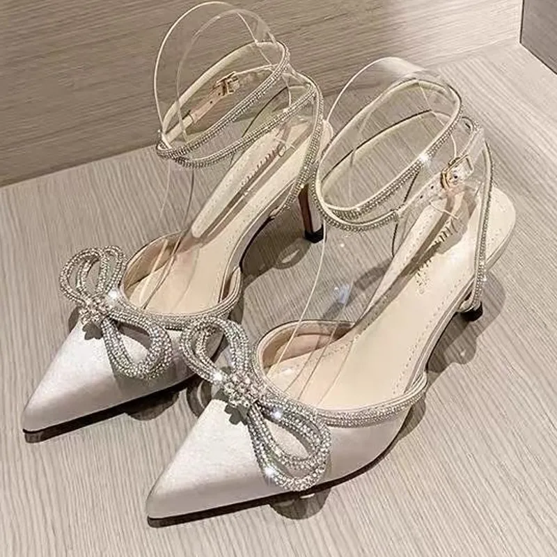 Bowknot sandaler för kvinnor Sexig spänne rem dam högklackat pumps spetsad tå Silke mode kvinnliga skor sommar 220810
