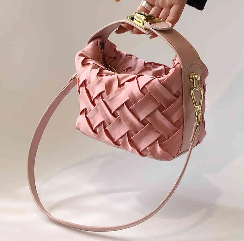 Sacs à main 70% de réduction sur le design sac tissé femme 2022 été nouvelle texture aisselle populaire polyvalent épaule sacs à main