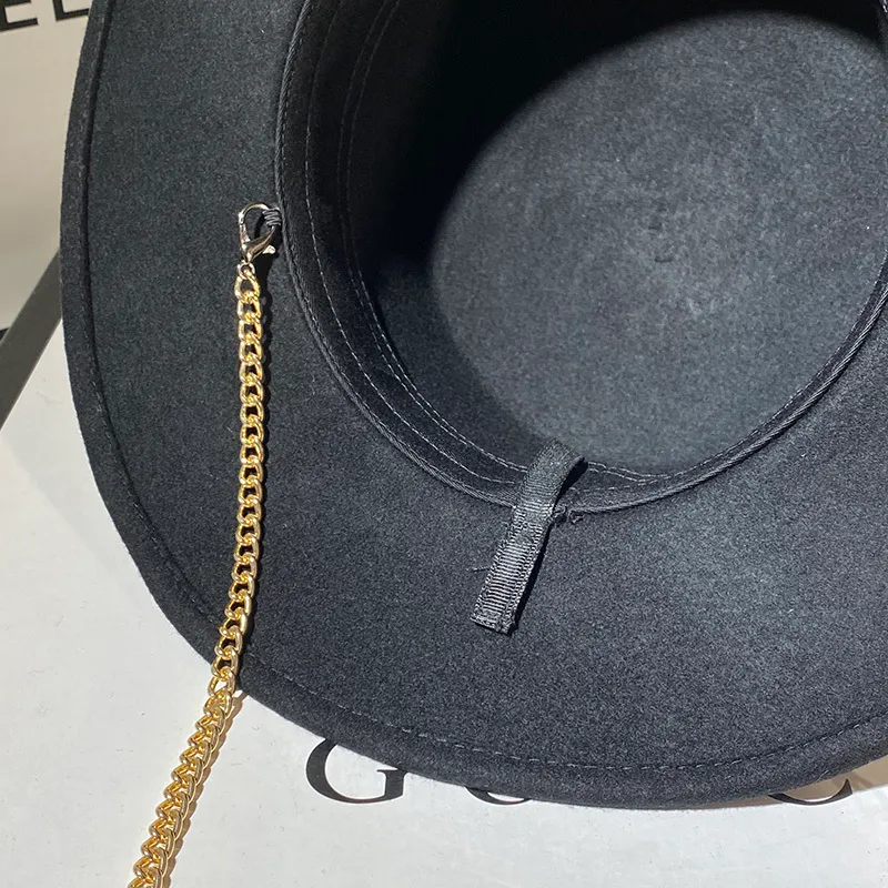 Black Cap Kobiet British Wool Hat Fashion Party Flat Top Hat Chain Pasp i Fedoras Fedoras for Woman For A Streetstyle Strzelanie 2208636404